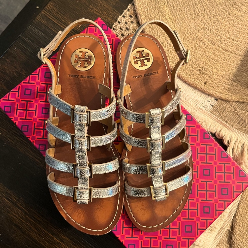 Tory Burch: Mirror craquelle-Reggie flat sandal in silver and gold